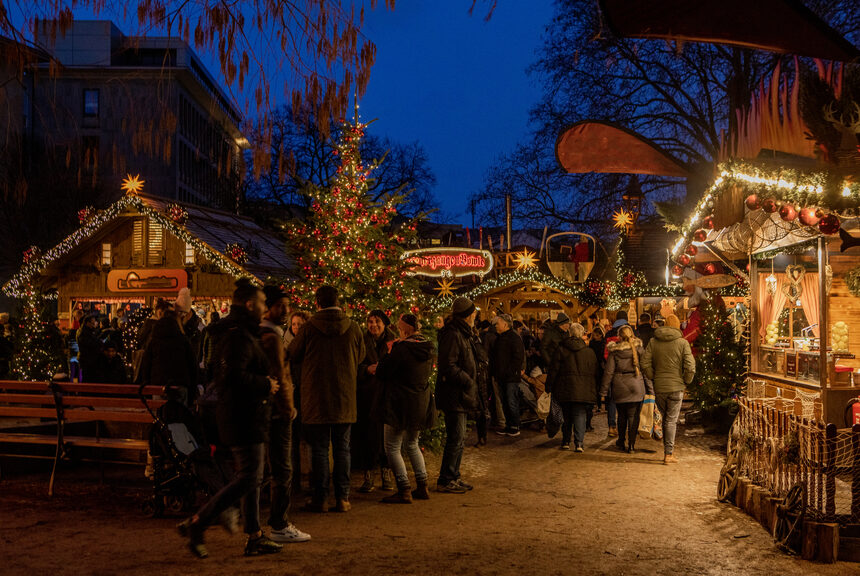 Praznično osvetljene ulice z adventnimi stojnicami